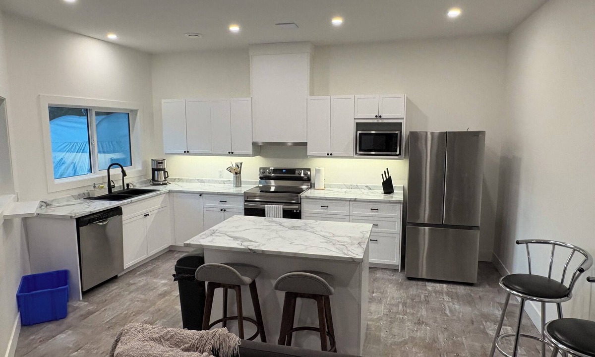 McKinley Apartment | Okanagan Lake Retreat Near Beach, Dock & Wineries Stylish & Cozy