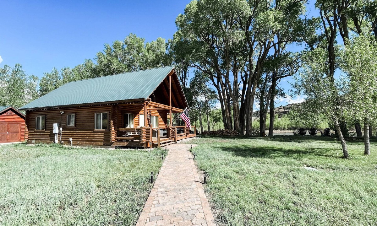 South Fork Cabin | On the river. Private patio. 2 large yards. Dog friendly. Stargazing