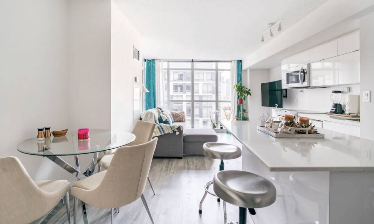 CityPlace Bed & Breakfast | One bedroom condo Downtown Toronto, best location near CN tower