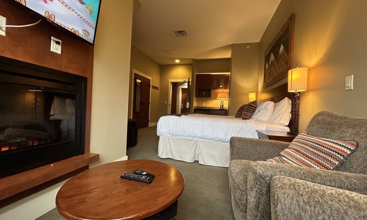 Canmore Apartment | One Spacious Room with king bed & sofa bed.W/pool/tub