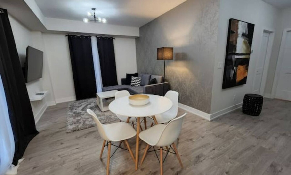 Niagara Falls House | Orange Blossom - Entire Modern Townhouse - 5 min to Falls