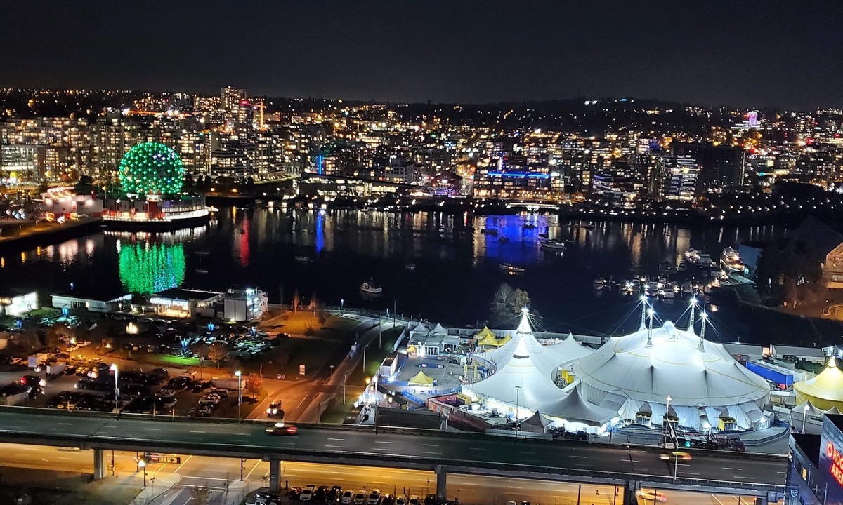 Crosstown Condo | Outstanding 32nd floor Stunning unubstructed views 2bedroom den sleeps 5 parking