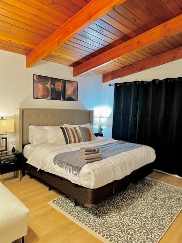 Jasper Place Apartment | P&N Suites - DELUXE KING ROOM- PARIS