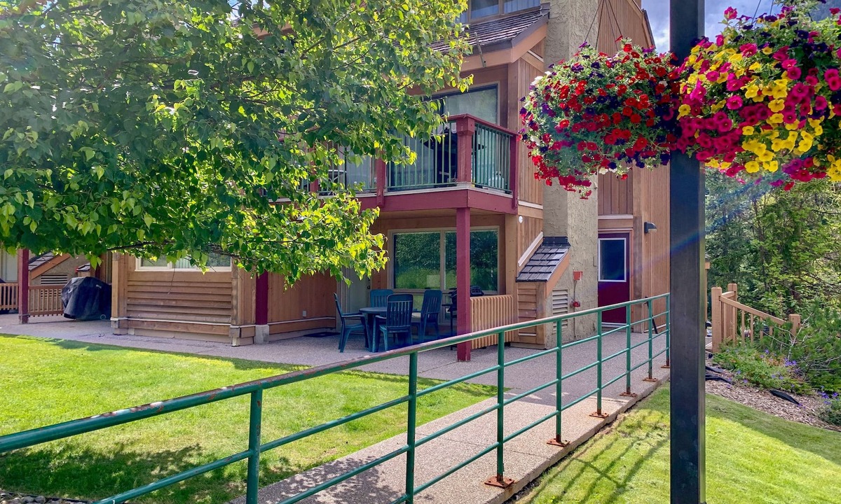 East Kootenay House | Panorama Horsethief Lodge studio condo sleeps 4: Unit 703