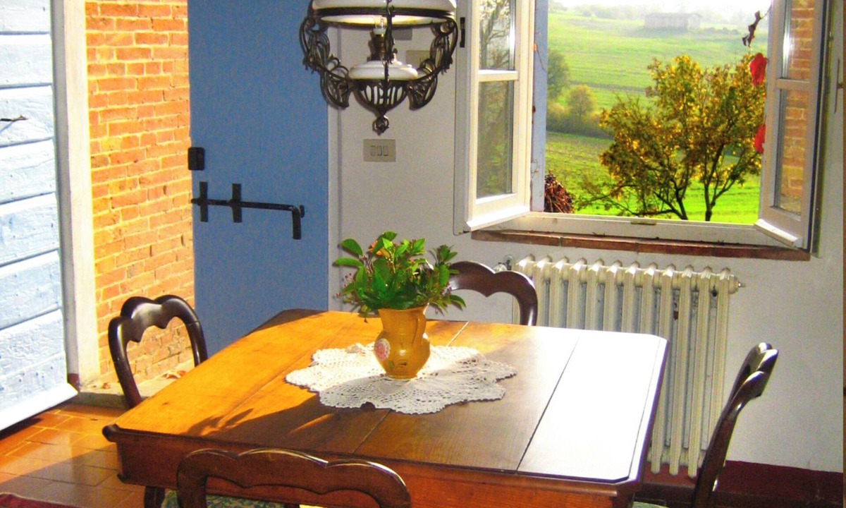 Foiano della Chiana House | Panoramic apartment in old farmhouse. Farm with historic wine cellar.