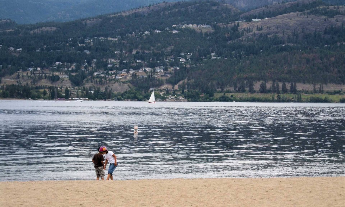 Central Okanagan Condo | Panoramic Lake Views from 14 Flr 1BR+Den Resort at Sunset Waterfront Sleeps 6
