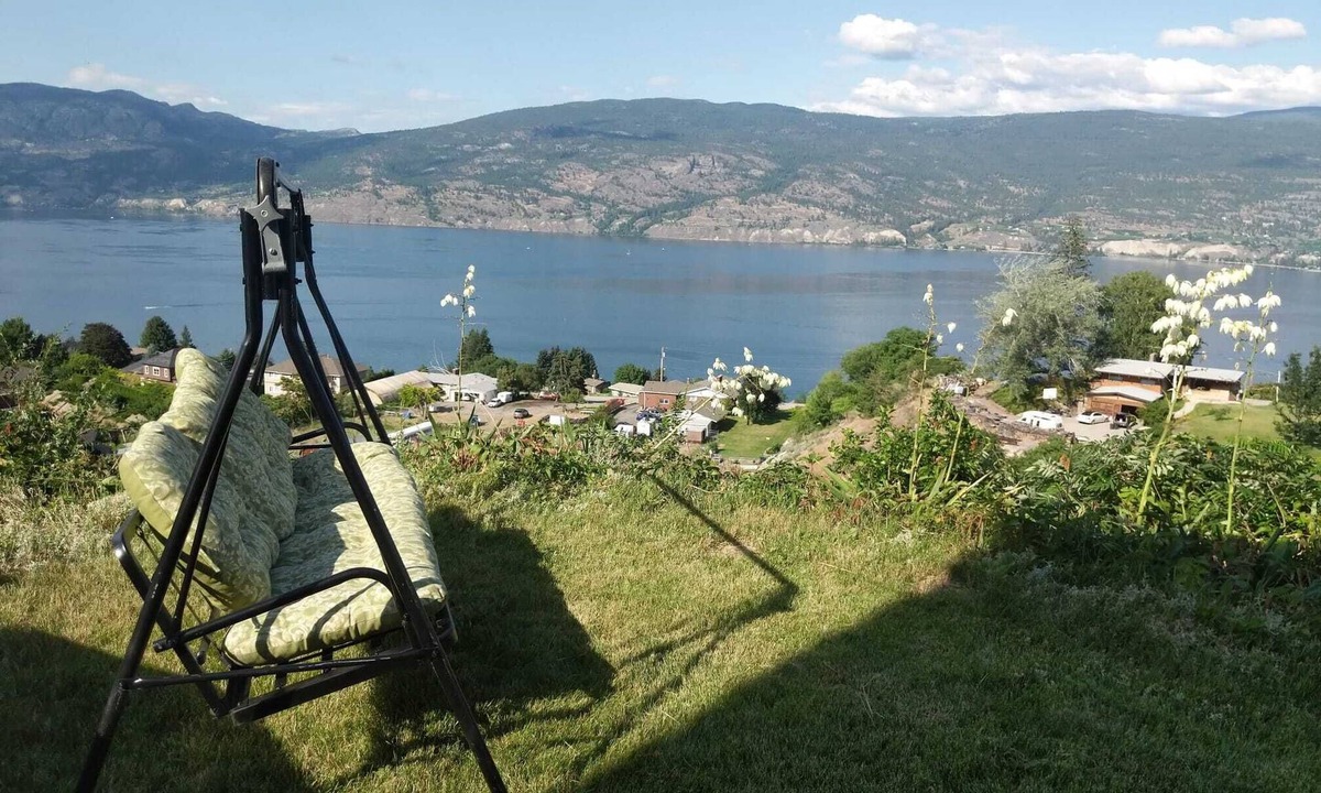 Okanagan-Similkameen Apartment | Panoramic Summerland Lake View Studio w/Hot Tub