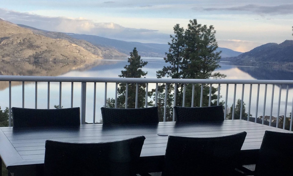 Central Okanagan House | Panoramic views of Okanagan Lake! Spacious home; up to 12 guests! Chef's kitchen