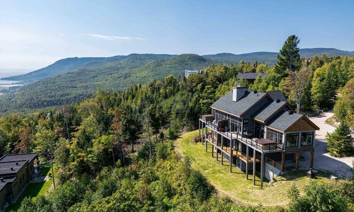 Petite-Riviere-Saint-Francois Ski Chalet | Panoramique 57: Stunning Views & Spacious Comfort