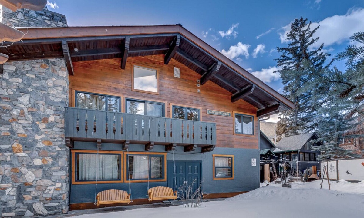 Town Centre Apartment | Pantbox Lodge · Paintbox Lodge~Sleeps 21~