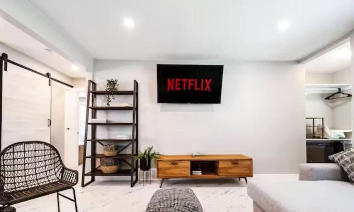 Northeast Edmonton House | Park Life Retreat - King Bed - Pet Friendly - Clean!