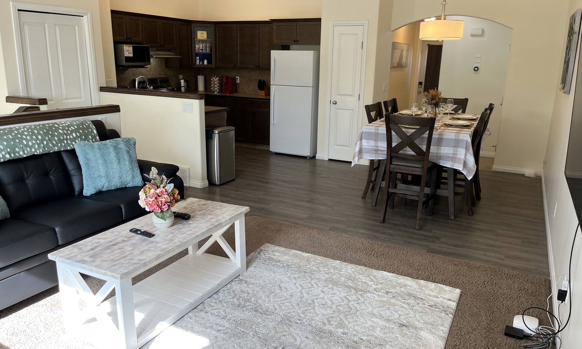 Grande Prairie House | ❤️ Park View, King Bed, Bright, Modern, Fully Stocked