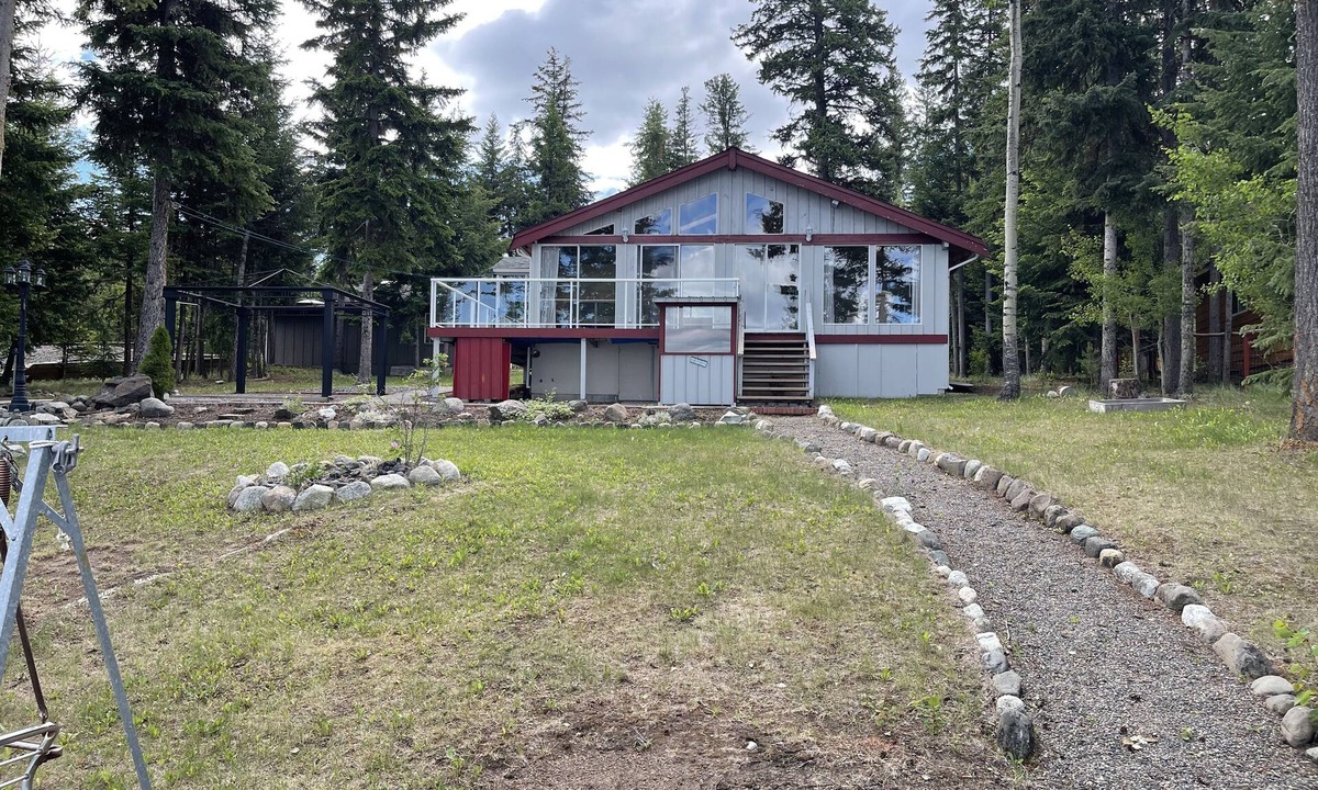 70 Mile House Cabin | Peaceful Lakefront Cabin on Green Lake w/Bunkhouse