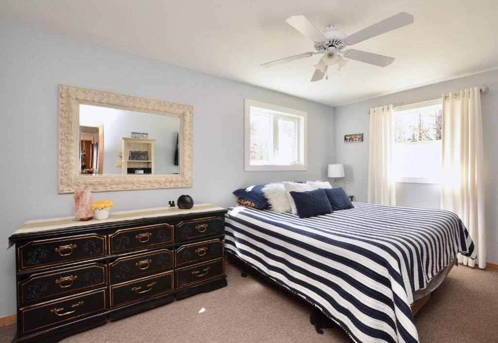 Springfield House | Peaceful Lakefront Cottage