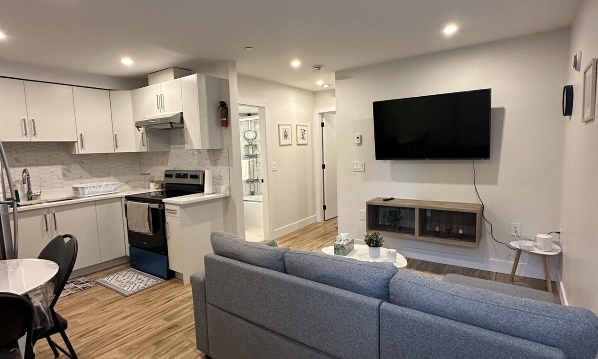 Hastings House | Peacefull/Quiet 1 Bedroom Basement Suite