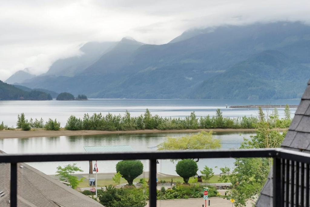 Harrison Hot Springs House | Penthouse Lake Home - 3BR w Amazing View & Deck
