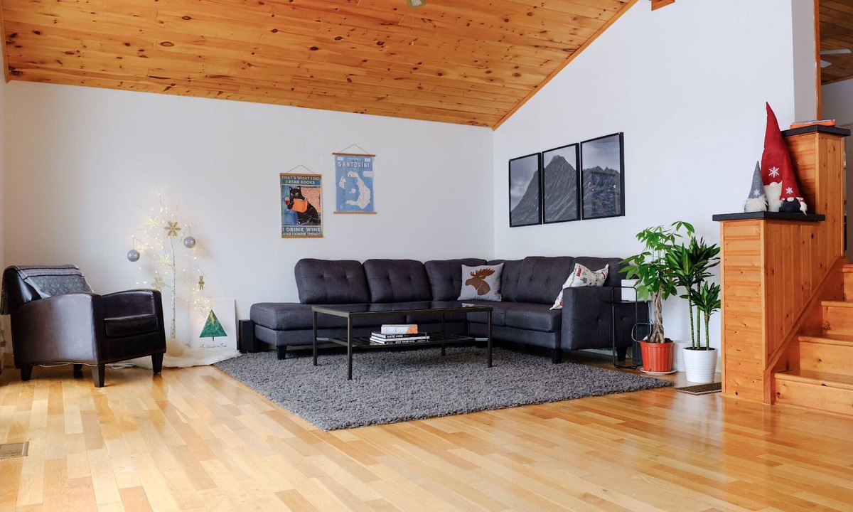 Grey Highlands Cottage | Perfect hideaway: all-season, open concept cottage overlooking Lake Eugenia