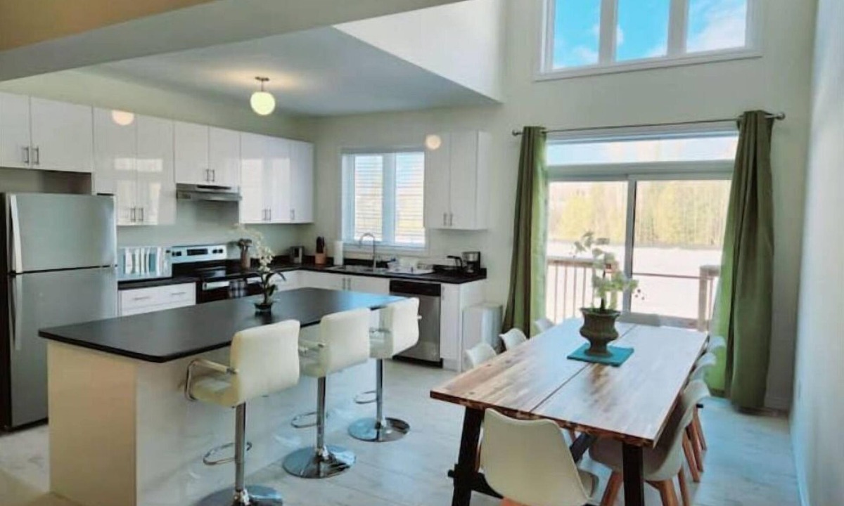 Wasaga Beach House | Perfect Large 4 bedroom 3 bathroom, Blue Mountain, Wasaga Beach Loft resort!