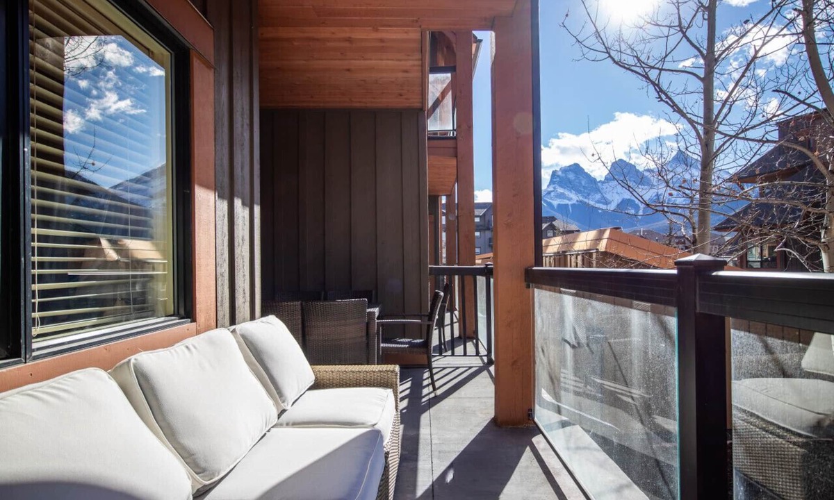Canmore Apartment | Perfect Mountain Getaway with Pool & Hot Tub