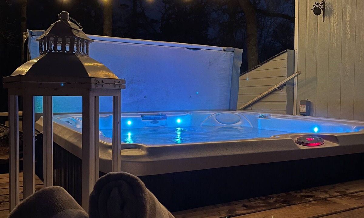 Dunnottar Cottage | Perfectly Imperfect 2BR 5★ Lakeview Cottage/Iconic Pier