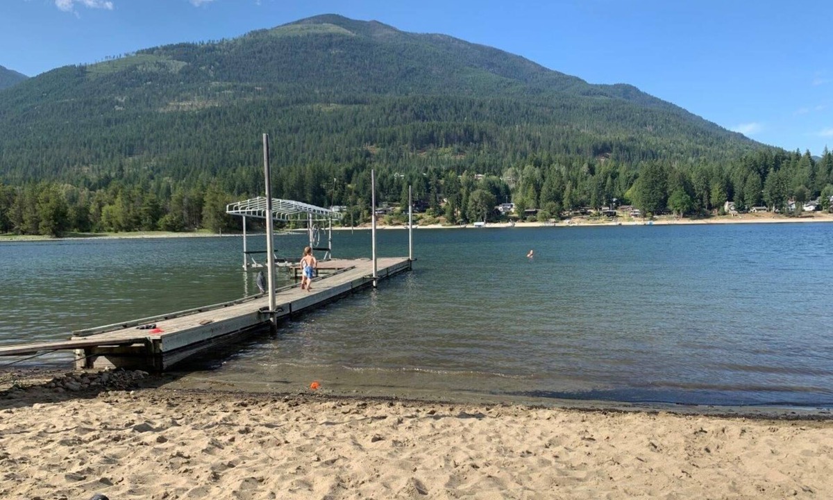 Proctor Cottage | Pet friendly Kootenay Lake Cottage sleeps 4, No Pet or Cleaning fee