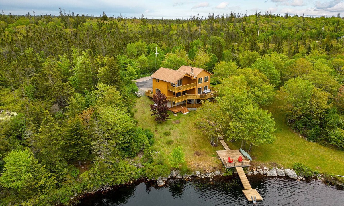 Halifax County House | Pet-friendly Lakefront Home w/Sauna. Close to Peggy's Cove, 40 Mins to Halifax.