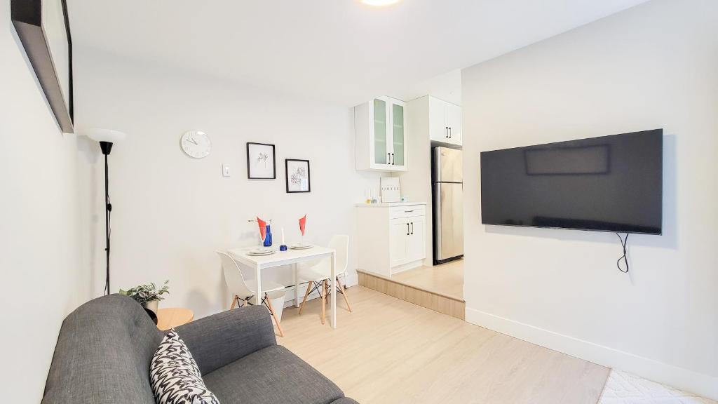 Killarney House | PET FRIENDLY-VANCOUVER 2BR GARDEN SUITE FOR 4