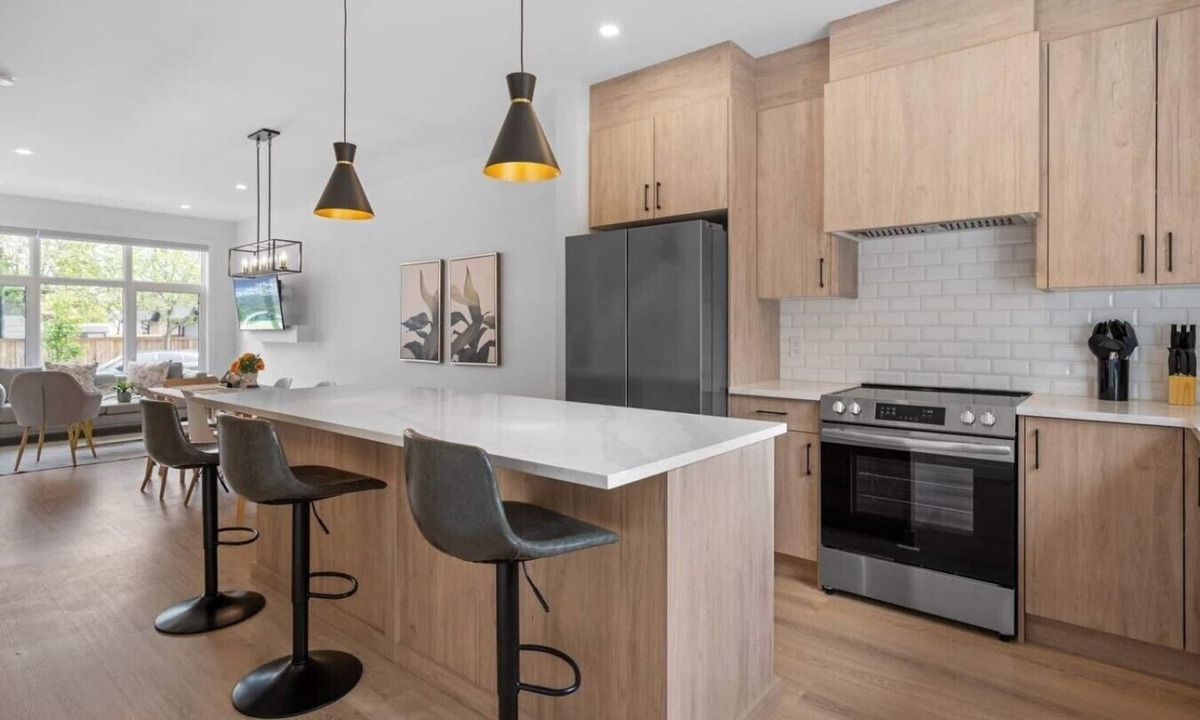 Southwest Calgary Villa | Ping Pong | King Bed | 3BR | Garage| AC | Backyard
