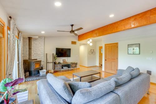 Deschutes River Woods House | Ping-Pong & Private Hot Tub: Family Cabin in Bend!