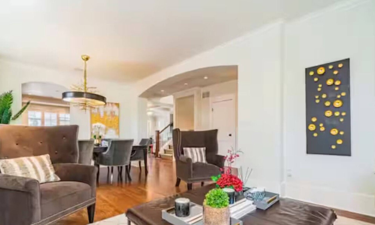 Dunbar House | Prime Vancouver Elegant 6BR+4.5BA Villa | Sleeps 14 | 2-Yr Host w/5★ Reviews