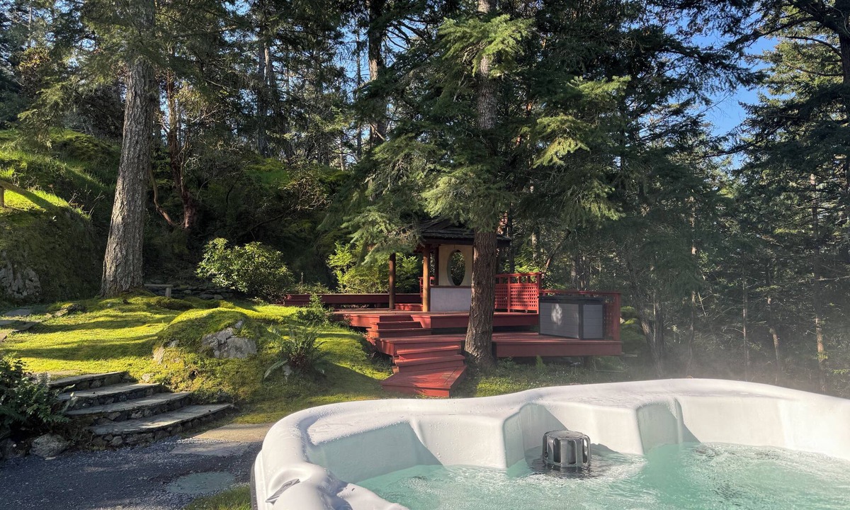 Metchosin Cottage | Private cabin with Hot Tub! close to lake, beaches, trails and king size bed.