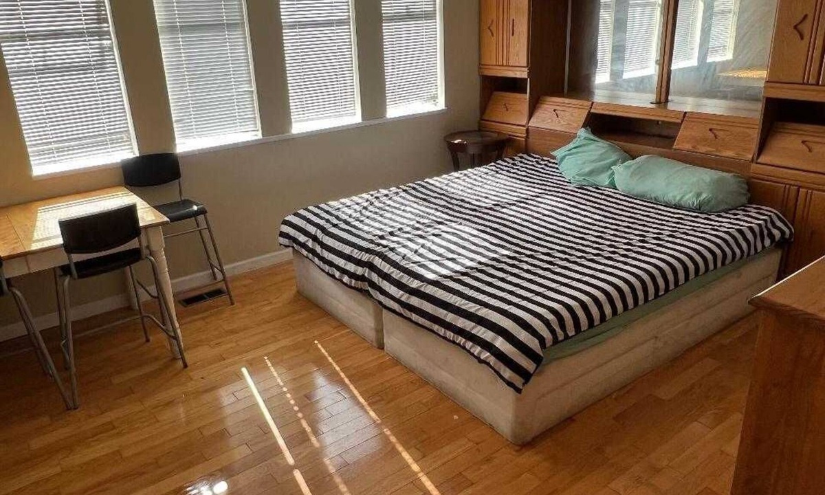 Renfrew-Collingwood House | Private Home For a Group of 4n