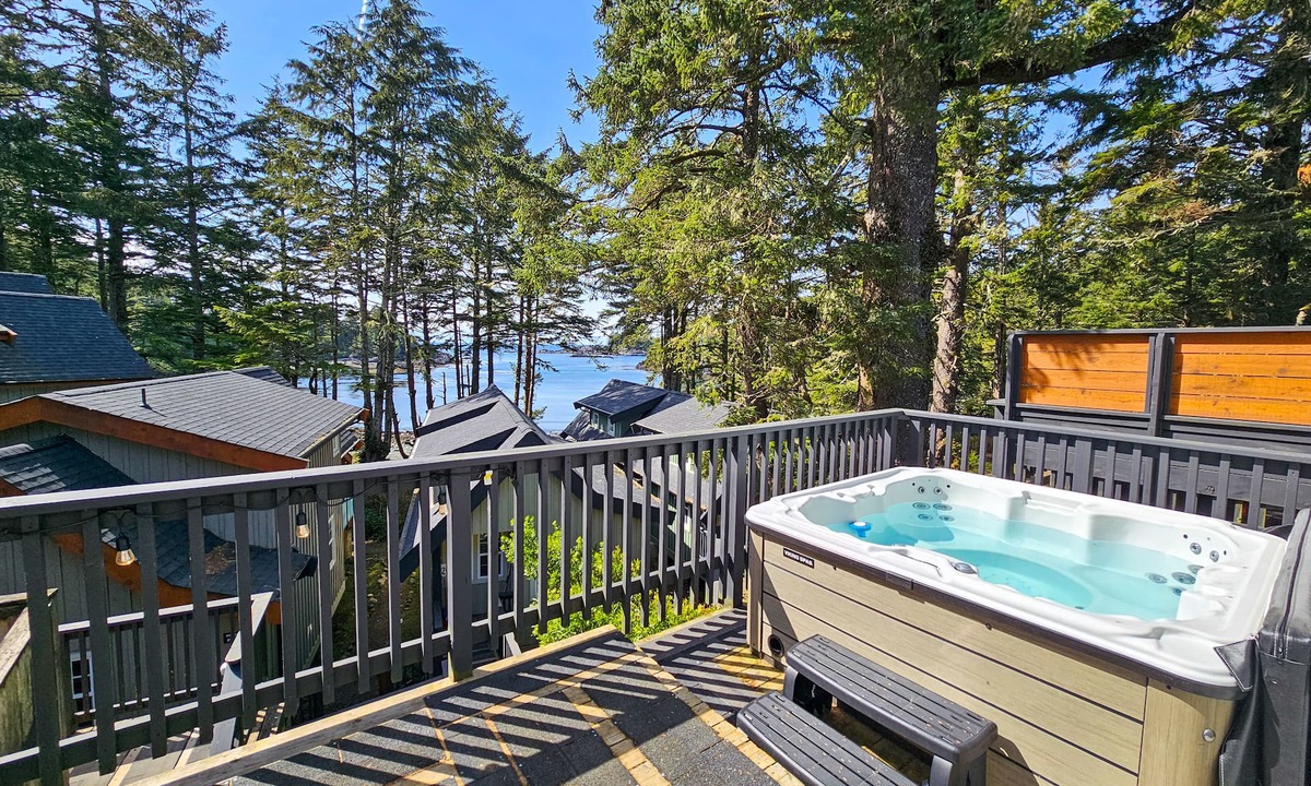 Ucluelet Cabin | Private HOT TUB ~ Nature & Beach at Your Doorstep ⎮ Tidal Pool