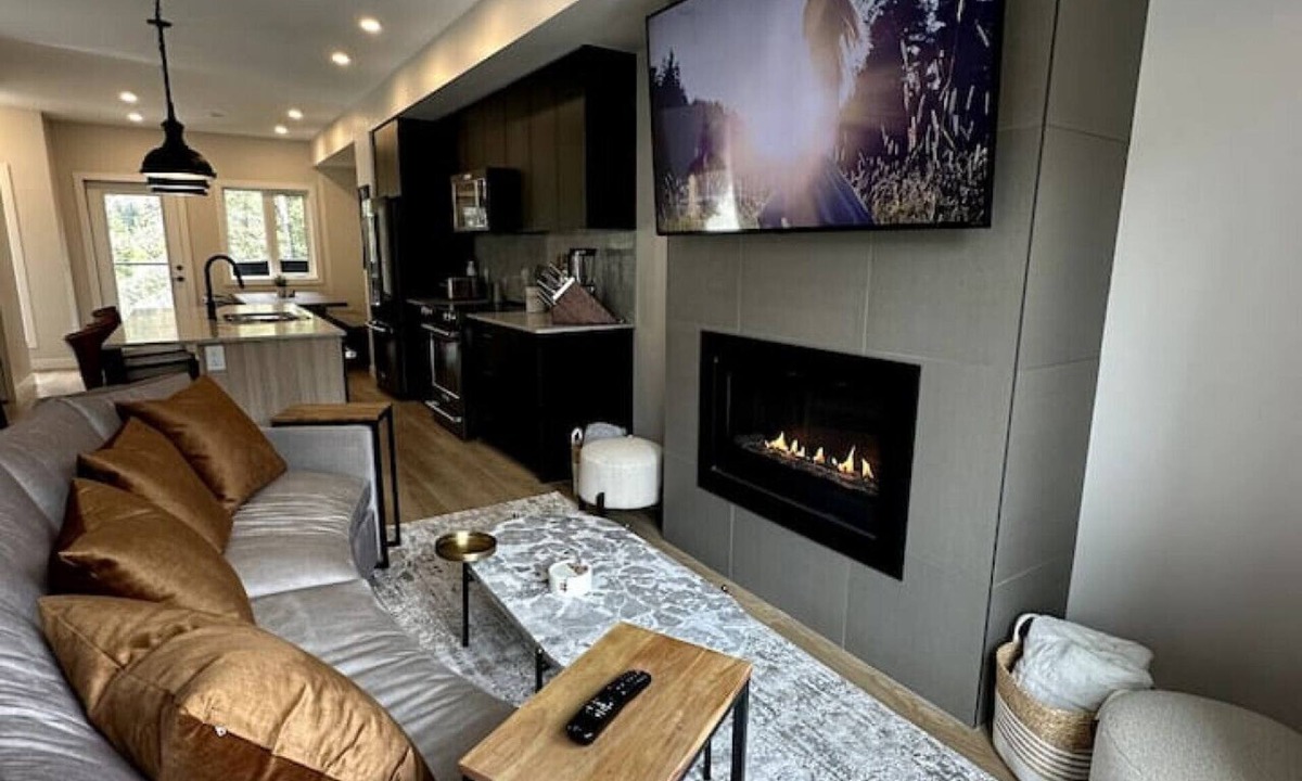 East Kootenay House | Private Hot Tub Ski In Ski Out Sleeps 9