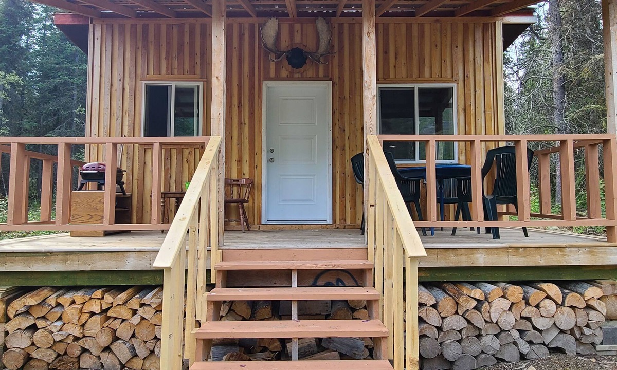 Yukon Cabin | Private lakefront cabin with mountain views