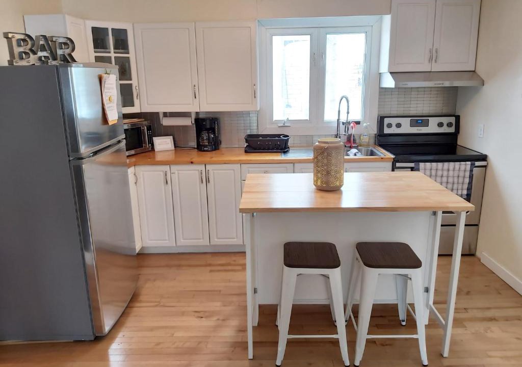 Hull Apartment | Private Large 3 Bedroom Apartment - 5 minutes from Ottawa & Gatineau Park