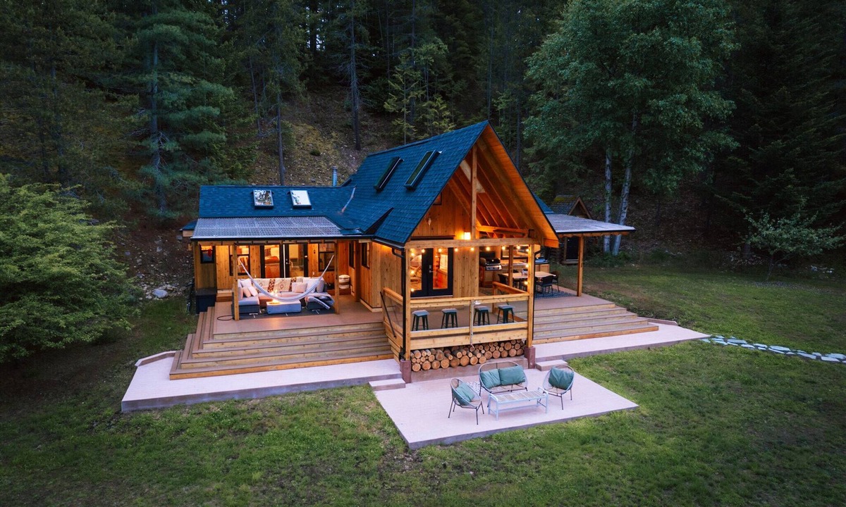 Nakusp Cabin | Private Luxury Lake House on large waterfront property with fire-heated hot tub