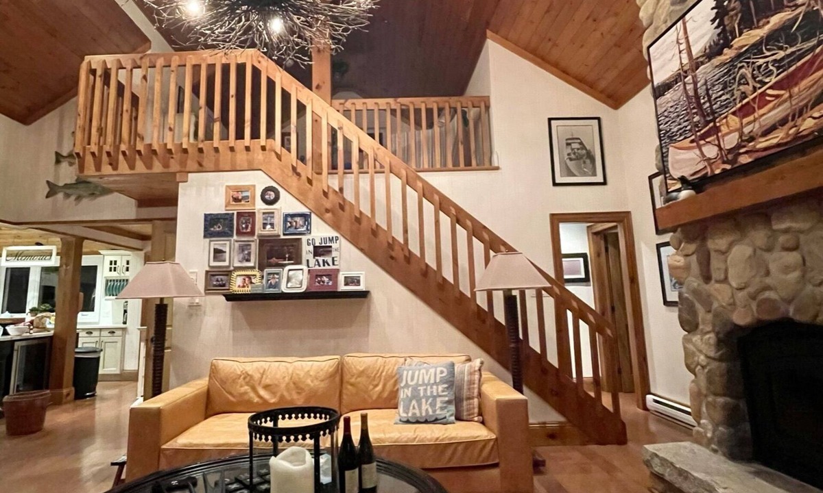 Utterson Cottage | Private Muskoka Island Getaway 6 BR on Skeleton Lake New Boathouse and Fast WiFi