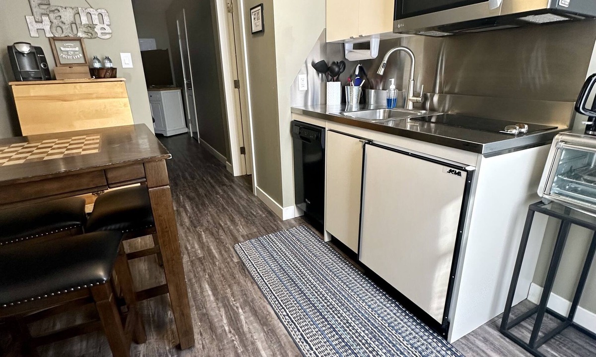 South Lethbridge Apartment | Private/Pet-friendly Farmhouse Themed Suite with Kitchenette!