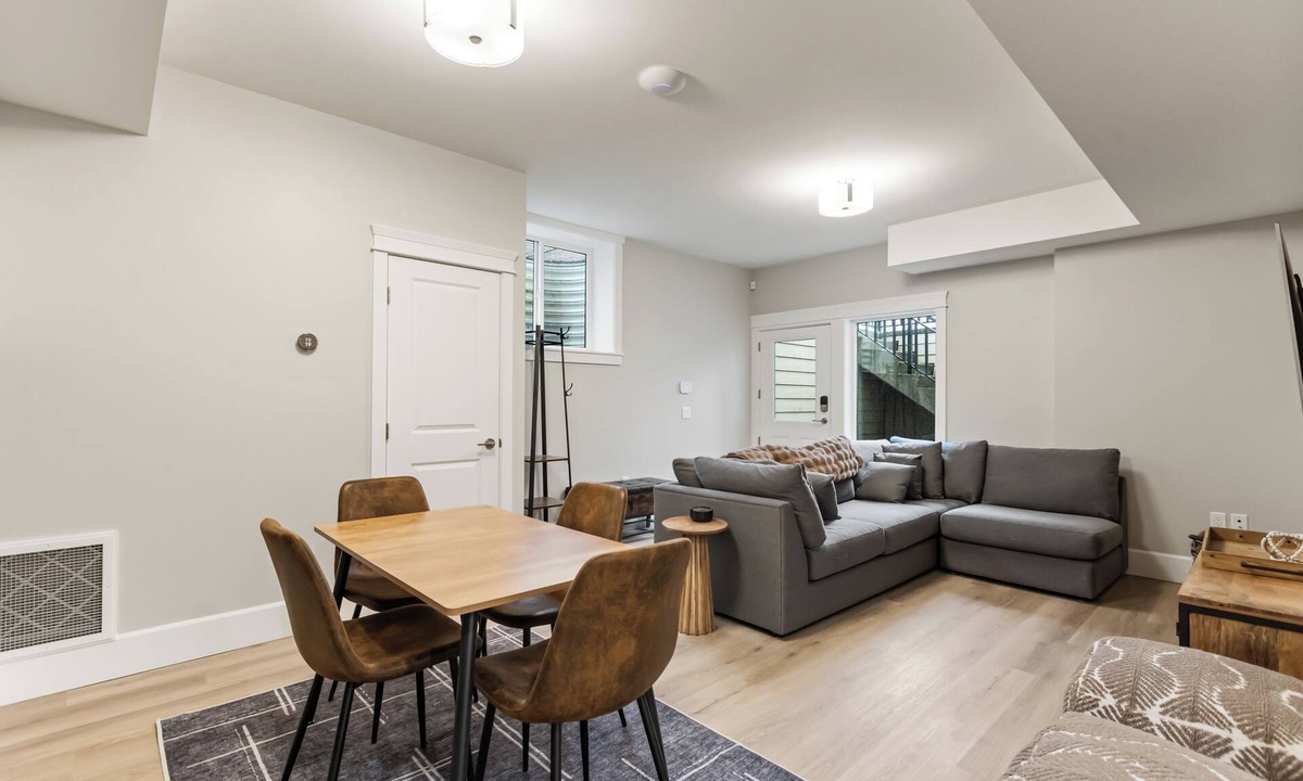 Langley House | Private Retreat Minutes from Thunderbird Show Park