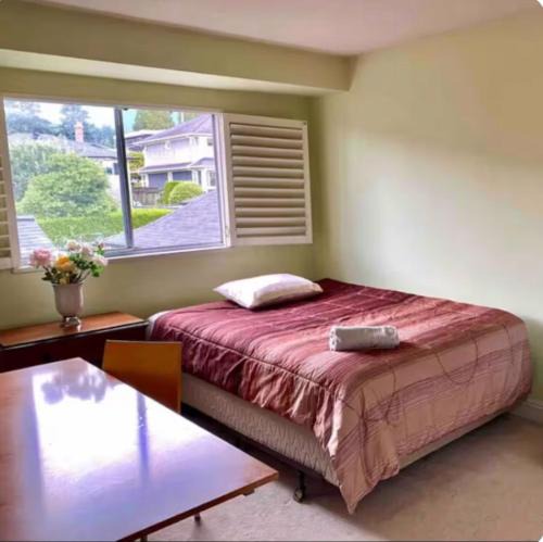 West Vancouver House | Private Room with Mountain view