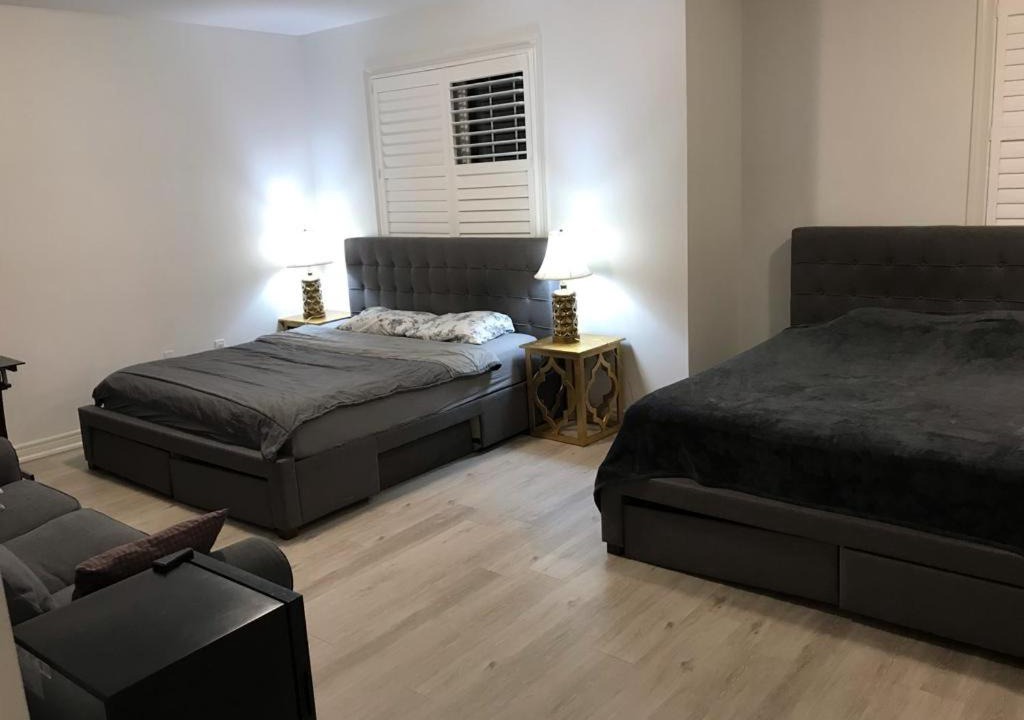 Durham Region House | Private Rooms - Luxury Villa - BnbbookingCA Oshawa