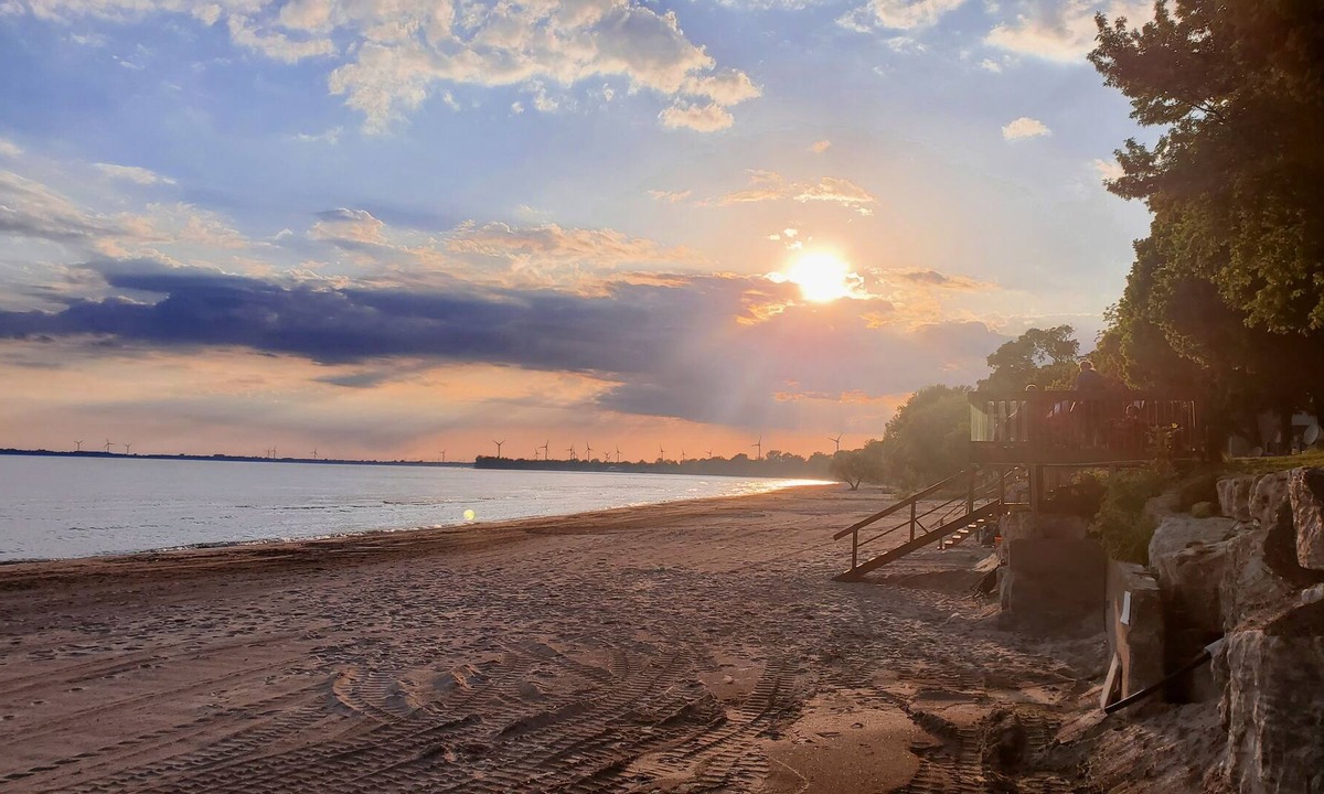 Wainfleet Cottage | Private sand beach. Lakefront. Spacious LongBeachCottages.com – Cottage #5