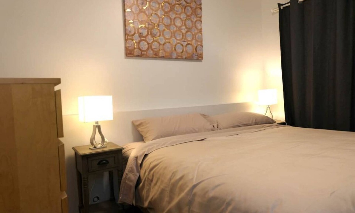 Sappertown Bed & Breakfast | Private Suite! Convenient location for Commuters, Essential Workers and Trades!