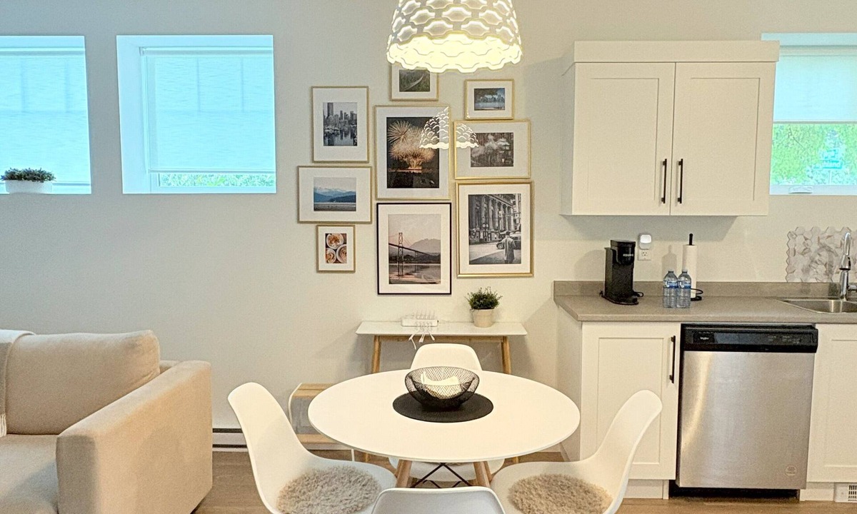 Burke Mountain House | Private Suite King Bed Free Parking 270 Mbps Internet Netflix Quiet