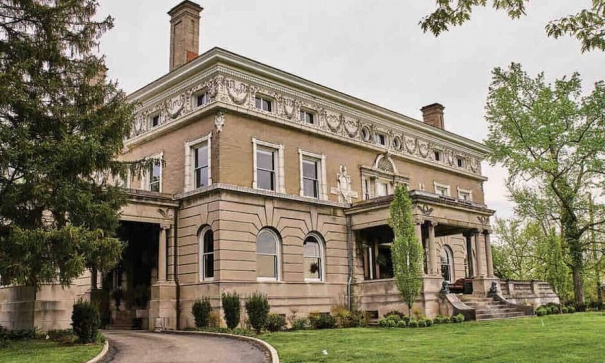 Roselawn Finance House | Private Top Floor 4BR Suite at Marion Hall Mansion