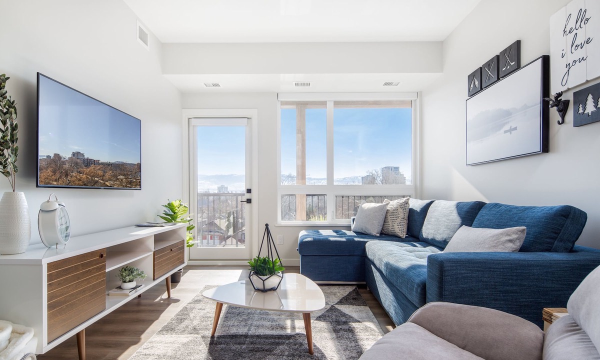 North End Condo | RARE FIND DOWNTOWN | 2 Master Bedrooms w/ en-suites and King Beds | Sleeps 6