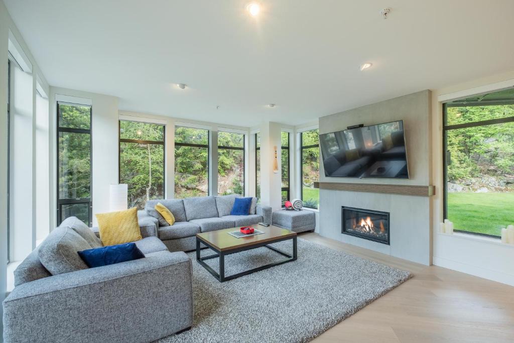 Blueberry Hill House | Ravencrest by Outpost Whistler