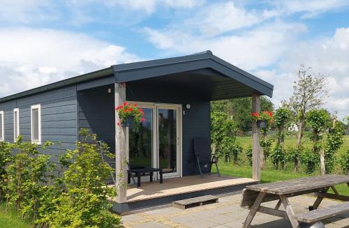 Weesp Ski Chalet | Recreatie aan de Vecht, chalet 3, genieten van de rust en ruimte en toch dichtbij de stad