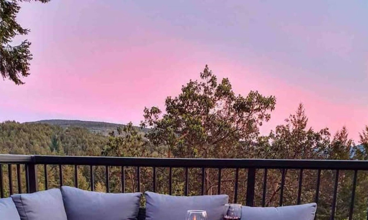 North Cowichan House | Relax at Maple Mountain Hilltop Retreat w/ Hot Tub